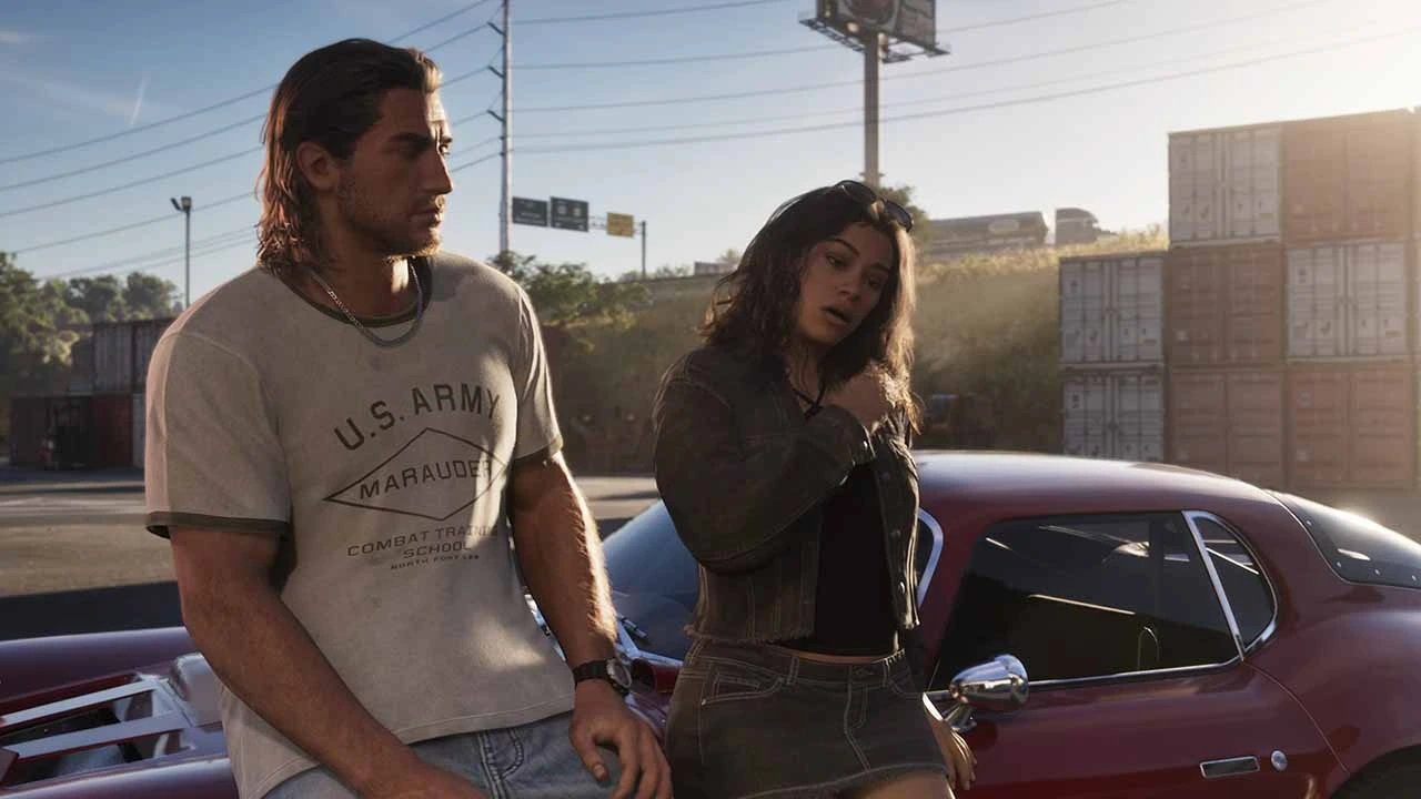 GTA 6 Jason ve Lucia kırmızı bir arabaya yaslanmış.